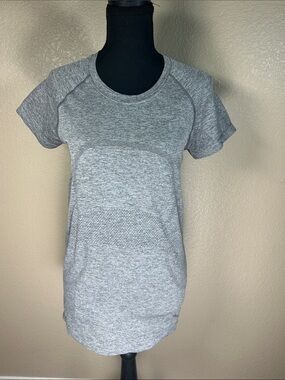 Lululemon Athletica Gray Heather Performance Short Sleeve Tee Size 8